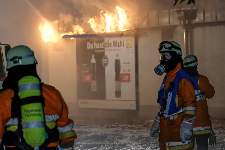 Die Flammen drangen schon aus dem Dach des Supermarktes.