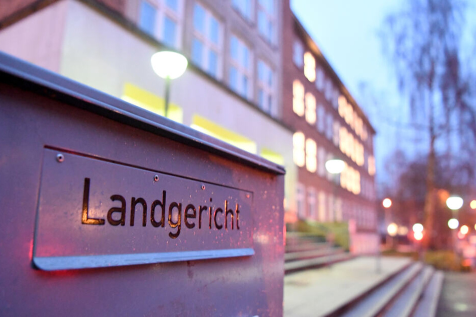 Blick auf einen Briefkasten am Gebäude des Kieler Landgerichtes.