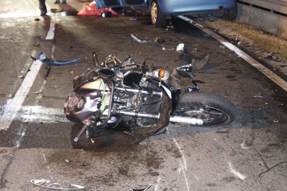 Das Motorrad wurde durch den Crash völlig zerstört.
