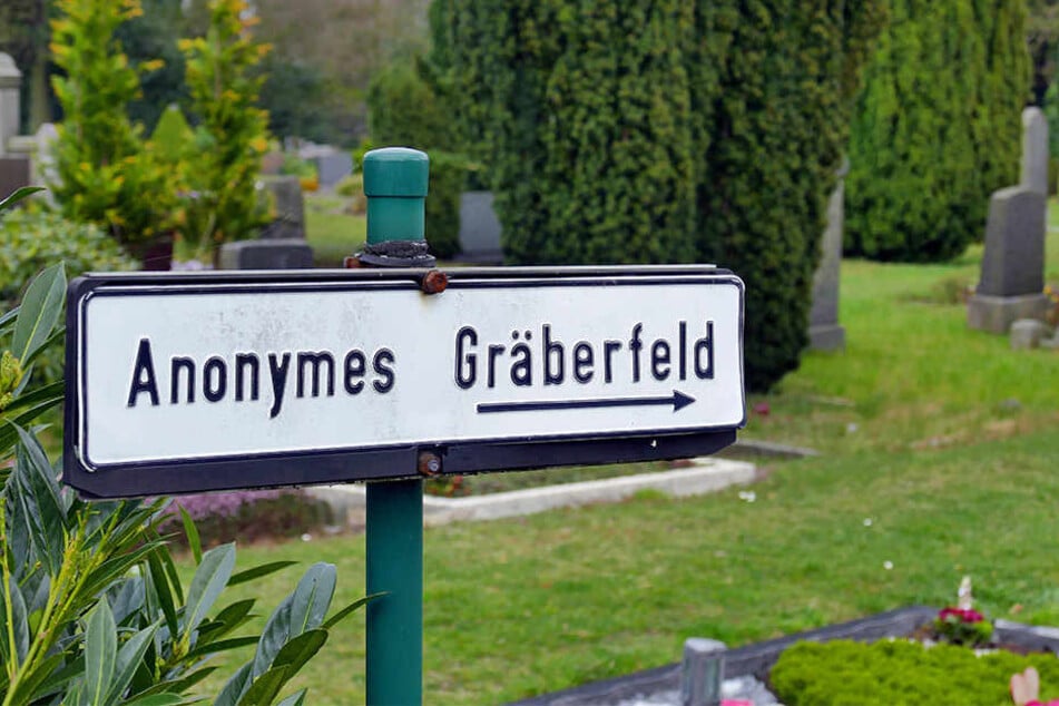 Normalerweise werden Verstorbene ohne Angehörige auf anonymen Grabfeldern beigesetzt - ohne Grabstein, ohne Trauerfeier und ohne eine Spur zu hinterlassen.