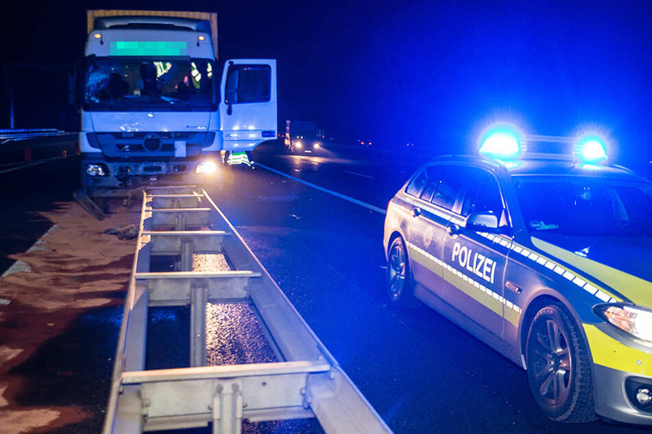 Die Polizei sperrte während der Rettungs- und Bergungsmaßnahmen einen Fahrstreifen.