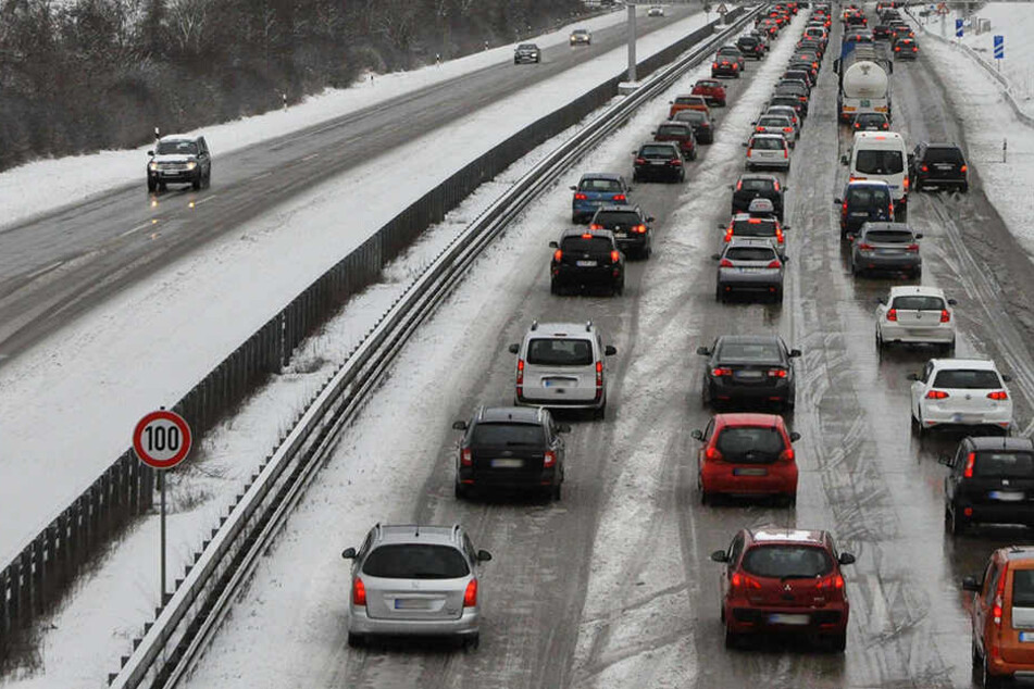 Auf der A72 bei Stollberg gibt es derzeit einen kilometerlangen Stau. (Symbolbild)