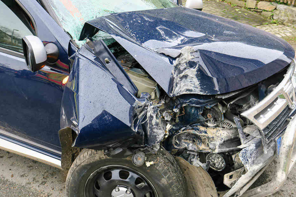 Der Dacia war nach dem Crash gegen die Hauswand schwer demoliert.