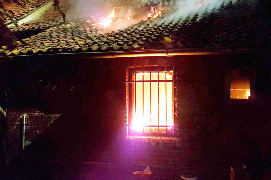 Das Haus stand in Flammen, als die Feuerwehr am Einsatzort eintraf.
