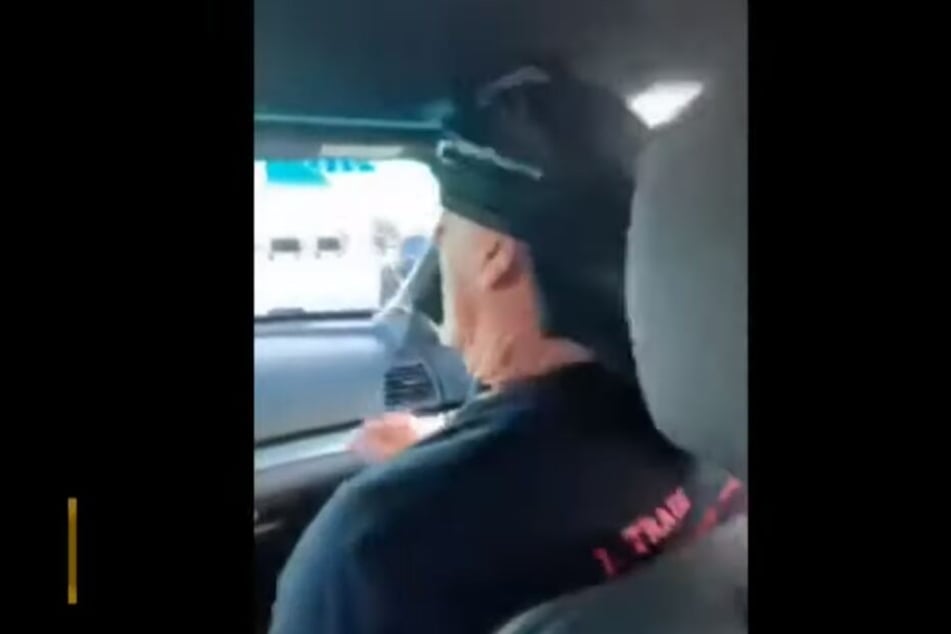 Hulk Hogen (66) wird im Polizeiauto mit Sirenen und Blaulicht über den Flughafen gefahren.