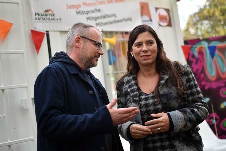 Bildungssenatorin Sandra Scheeres (SPD) und Sozialarbeiter Tino Kretschmann unterhalten bei der Eröffnung des JARA auf dem Alexanderplatz
