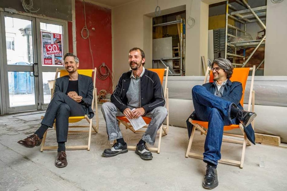 Ganz fertig ist es noch nicht: Schauburg-Chef Stefan Ostertag (41, M.), sowie die G.N.b.H.-Architekten Hendrik
Neumann (48, l.) und Benjamin Grill
(49) im Kino-Foyer.