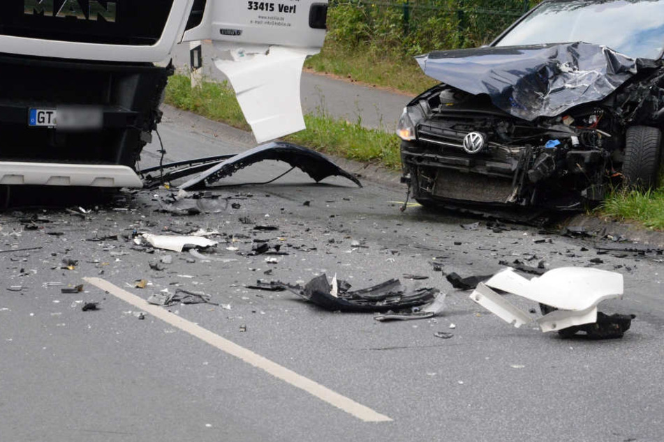 Überall auf der Straße flogen Trümmerteile herum.