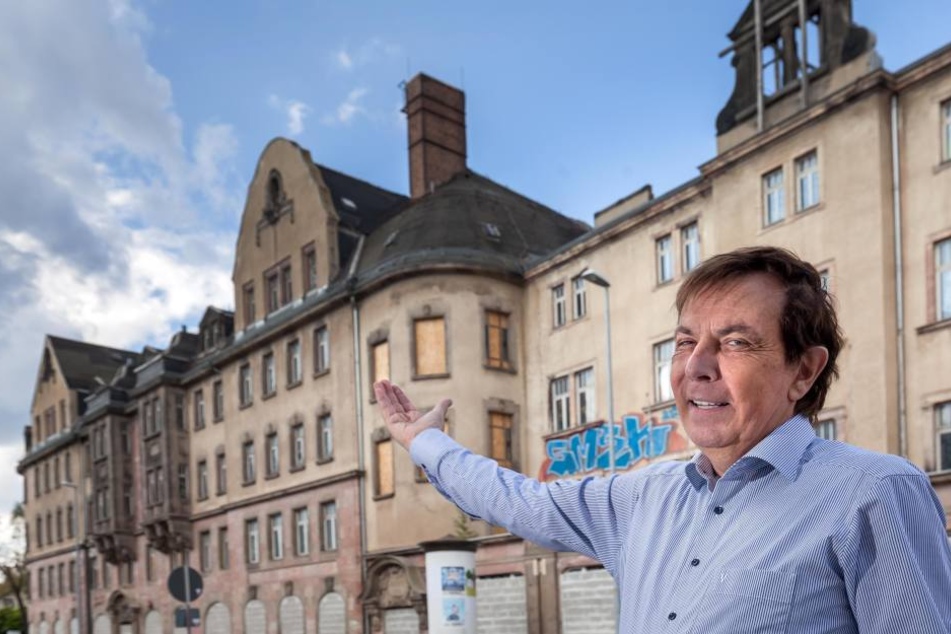 Der Investor Dietmar Jung (68) hat das leerstehende Haus Einheit an der Zwickauer Straße gekauft, will es sanieren und Eigentumswohnungen bauen.