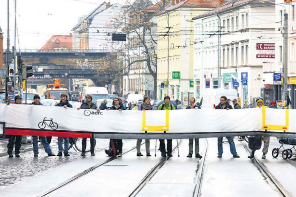 Knapp fünf Minuten blockierte der ADFC mit diesem
Banner den Bischofsweg. So sollte gezeigt werden, dass
genug Platz für einen Radweg ist.