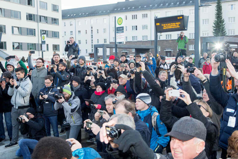 Hunderte Schaulustige verfolgten am Freitag die erste Fahrt auf der neuen Tram-Linie zum Uni-Campus.