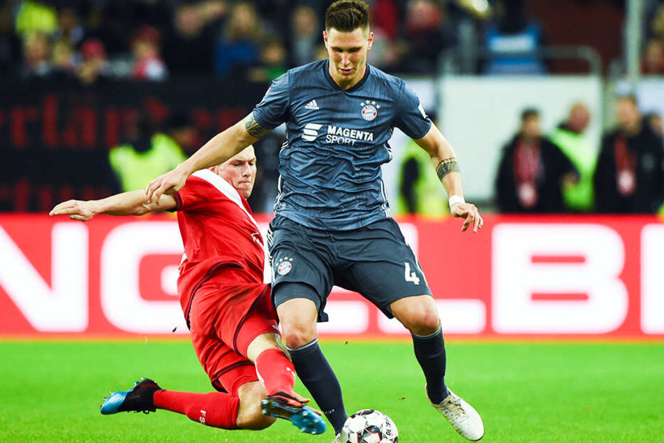 Wuchtete den entscheidenden Elfmeter für die Bayern ins Netz: Nationalspieler Niklas Süle (r.), hier im Duell mit Düsseldorfs Oliver Fink.