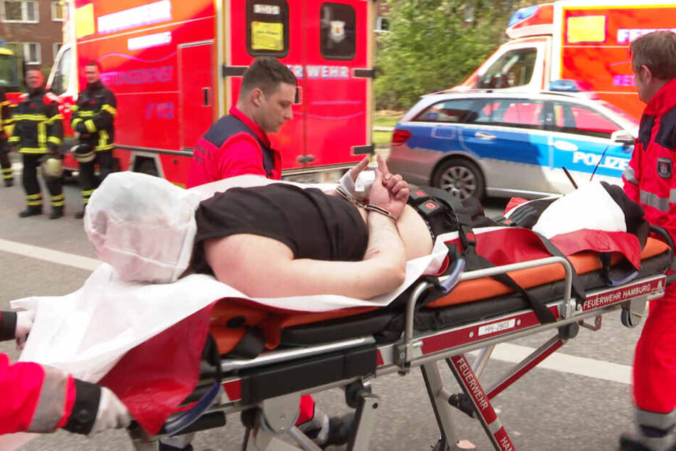 Der Mann wird mit Verletzungen in ein Krankenhaus transportiert.