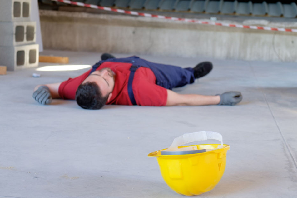 Ein 50-jähriger Haustechniker ist bei Arbeiten auf einer Leiter vier Meter in die Tiefe gestürzt. (Symbolbild)