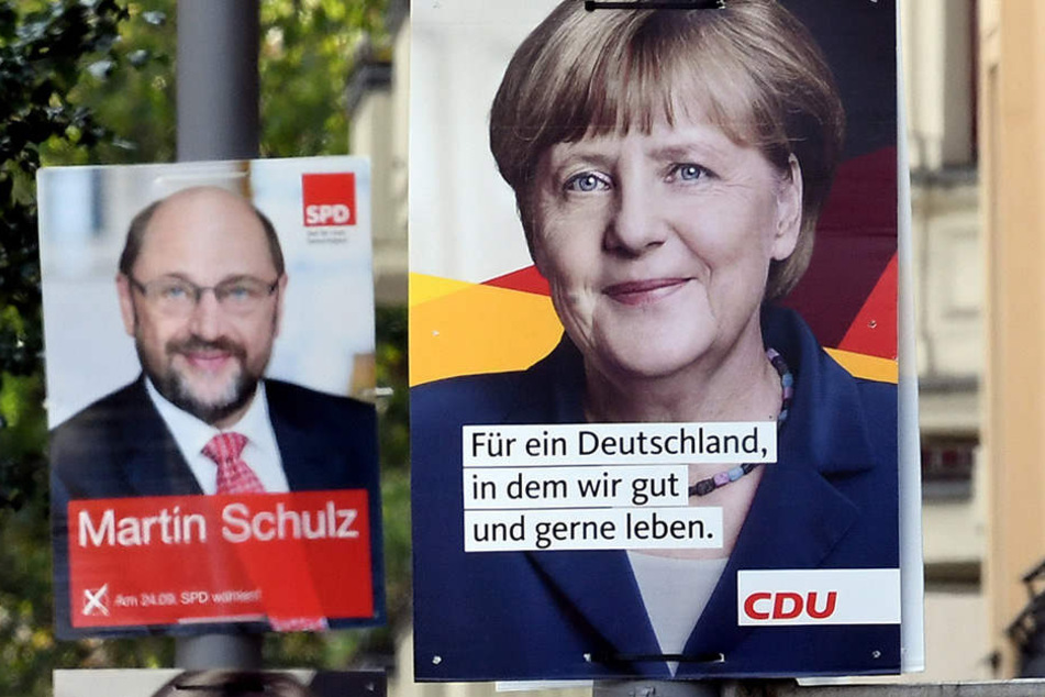 Wahlplakate für die Bundestagswahl mit den Spitzenkandidaten hängen in Berlin und buhlen mit ihrer Botschaft um die Gunst der Wähler.