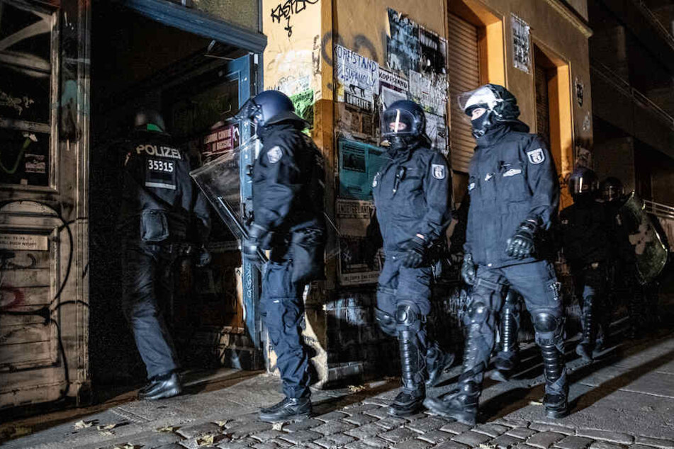 Polizisten bei der Razzia in der Rigaer Straße. (Archivbild)