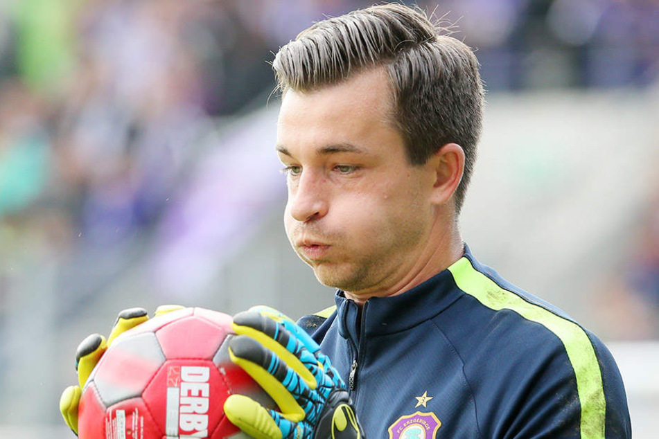 Martin Männel mit dem Ball in der Hand. Doch auch mit dem Fuß beherrscht der FCE-Keeper das Leder hervorragend.