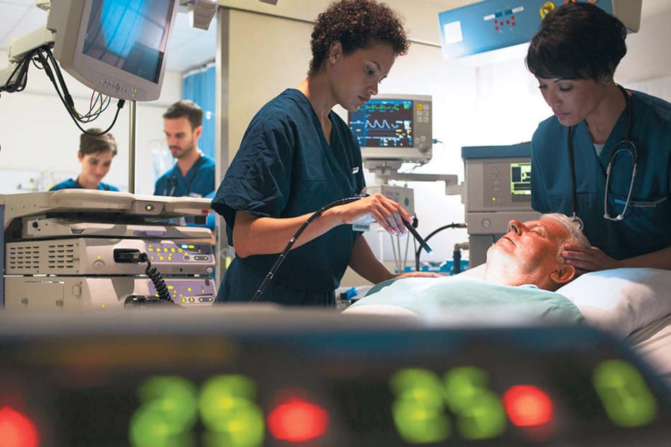 Auf der Intensivstation werden Patienten mit lebensbedrohlichen Krankheiten oder Verletzungen behandelt - auch zu Weihnachten.