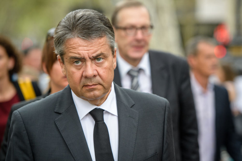 Sigmar Gabriel (57) muss sich
jetzt auch noch um die Sicherheit seiner Frau Anke sorgen.