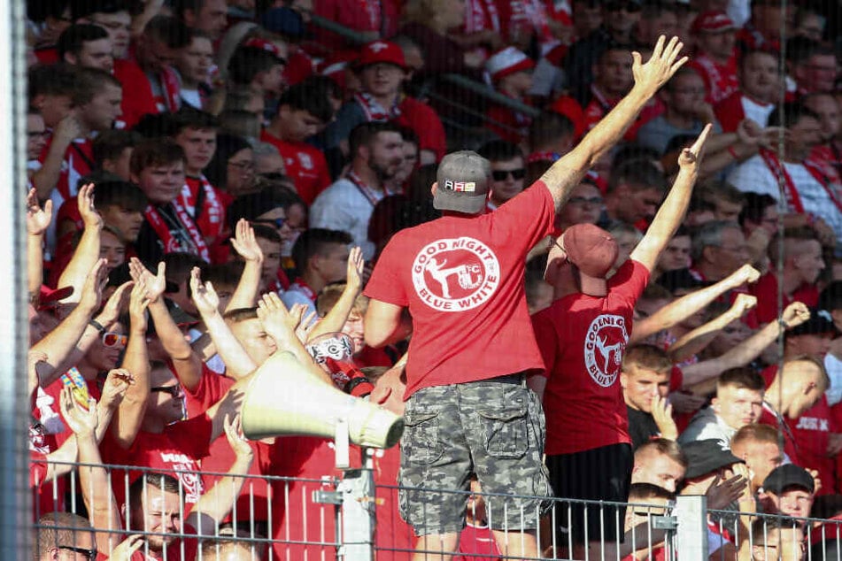 Der HFC trauert um Fan Kevin S., der in einem Imbissladen von Neonazi Stephan B. getötet wurde. (Symbolbild)