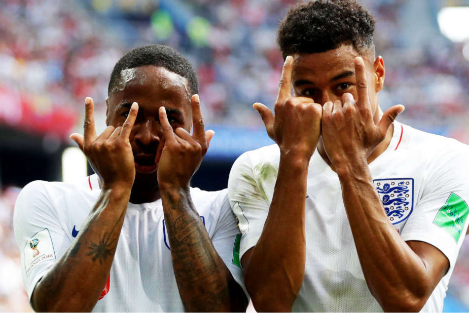 Raheem Sterling (l.) und Jesse Lingard (r.) bejubeln das zwischenzeitliche 4:0.