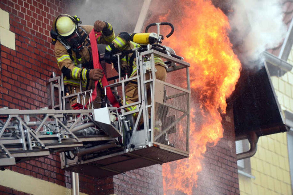 Feuerwehrleute riskieren ihr Leben um andere zu retten, dabei kommt es immer wieder zu Unfällen.