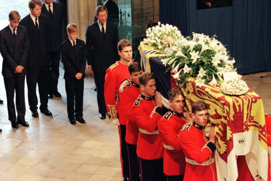 Schwerer Gang: Ihre Söhne William und Harry mussten hinter dem Sarg ihrer Mama herlaufen. Auch ihr Bruder und Ex-Ehemann Charles waren dabei.