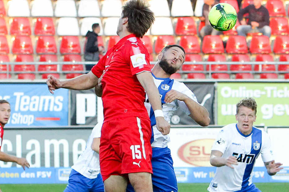 Christopher Handke (Zweiter von links) im Kopfballduell mit FSV-Stürmer Ronny König.