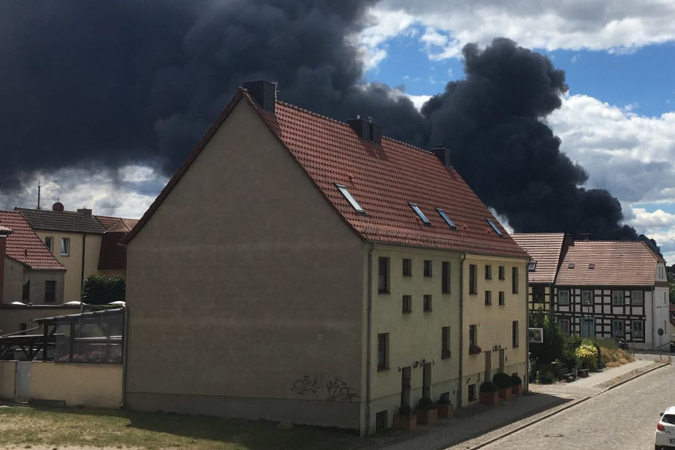 Die riesige Rauchwolke ist bereits aus weiter Entfernung zu sehen.
