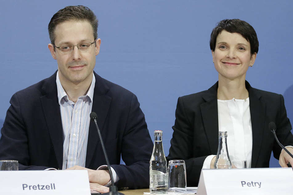 Die Eheleute Markus Pretzell (43) und Frauke Petry (41) haben gut lachen - anscheinend können sie eine Scheidung umgehen.