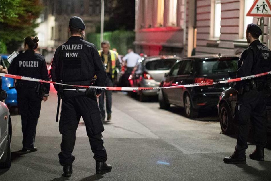 Die Polizei ermittelt zu den Tathintergründen uns sucht nach weiteren Tatverdächtigen.