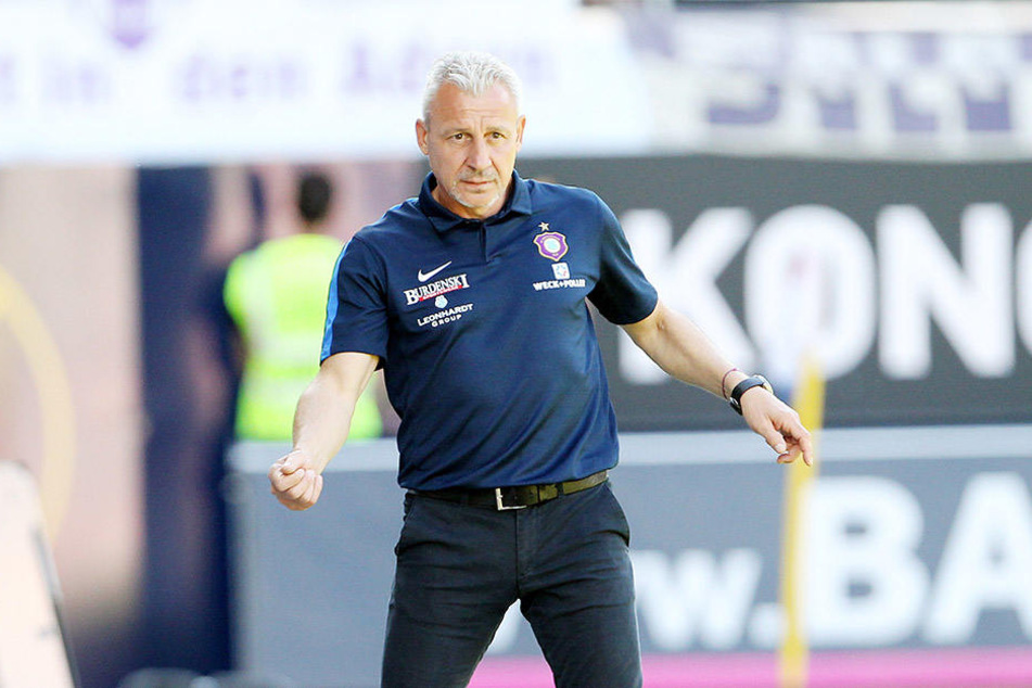 FCE-Trainer Pavel Dotchev war beim
Spiel in Heidenheim angespannt. Kann er heute die Arme zum Jubeln
ausbreiten?