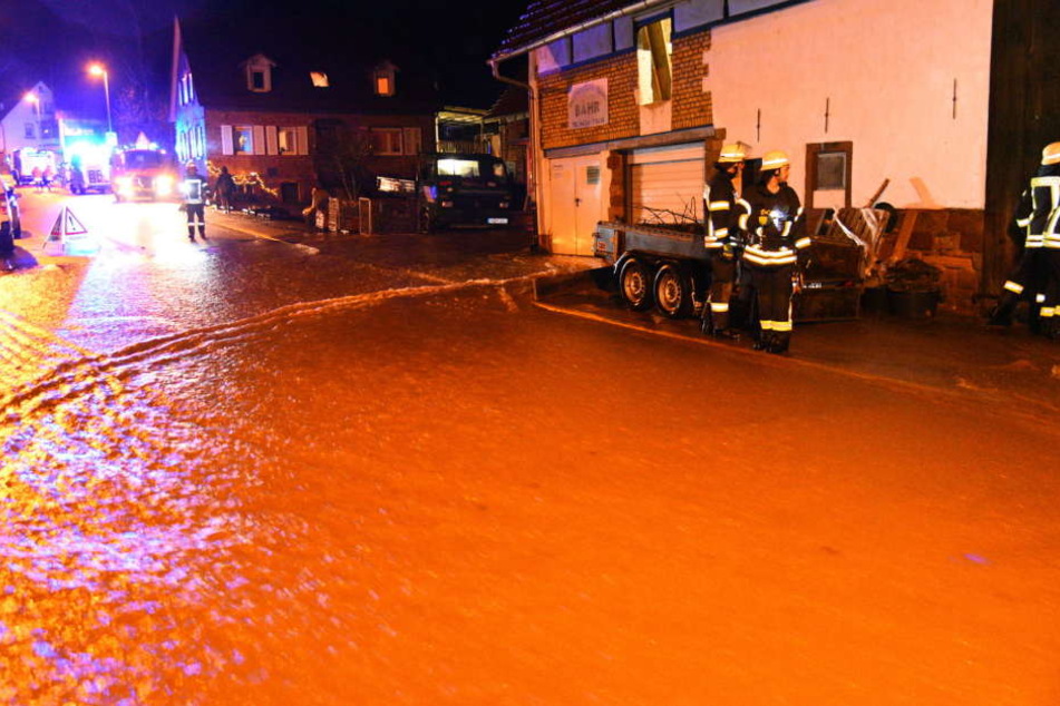 Die Feuerwehr und das Technische Hilfswerk waren im Einsatz, um das Hochwasser zu bekämpfen.