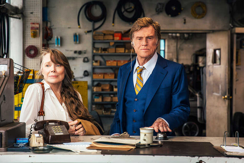 Forrest Tucker (r., Robert Redford) und Jewel (Sissy Spacek) kommen sich schnell näher.