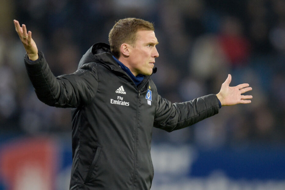 HSV-Trainer Hannes Wolf gestikuliert am Spielfeldrand herum.