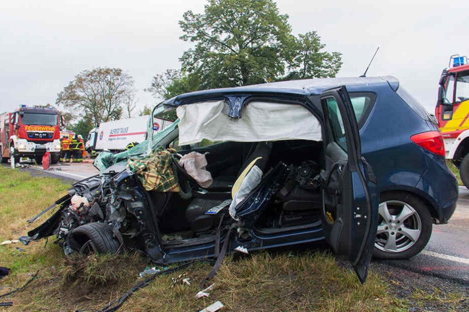 Am Mittwoch raste ein Opel-Fahrer mit seinem Wagen frontal in einen Sattelzug.