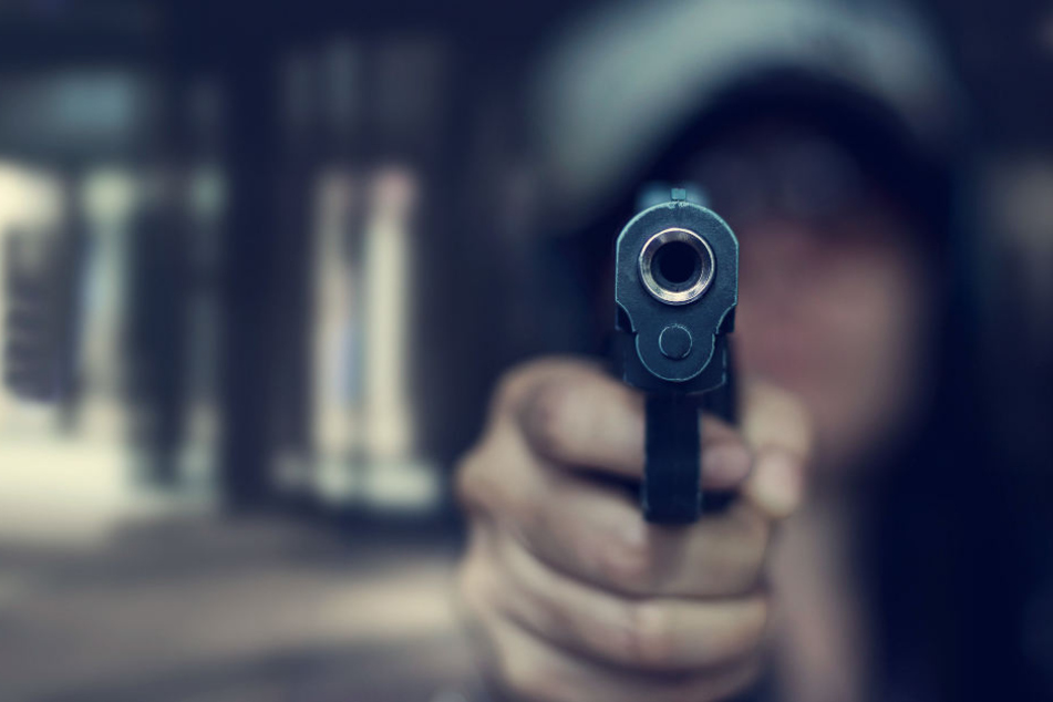 Der Mann hielt einen Revolver in der Hand. (Symbolbild)