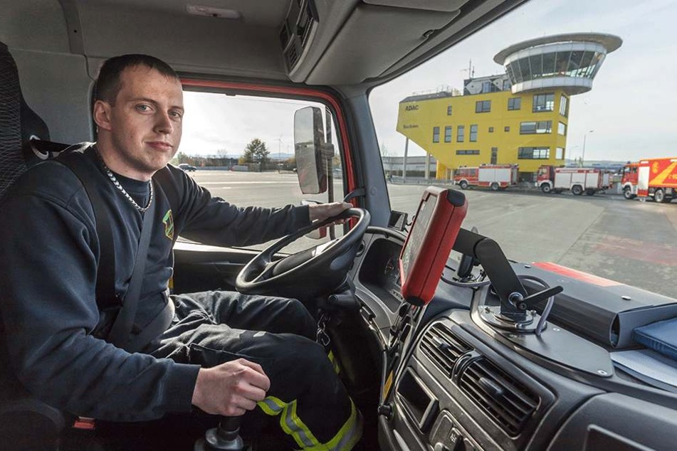 Sebastian Hertwig (27) von der FFW Halsbrücke steuert einen Löschwagen vom
Typ Mercedes Atego. Das Fahrtraining macht ihm sichtlich Spaß.