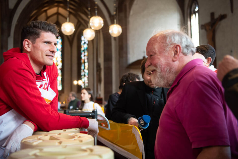 Mari Gomez spricht mit einem Besucher in der Vesperkirche.