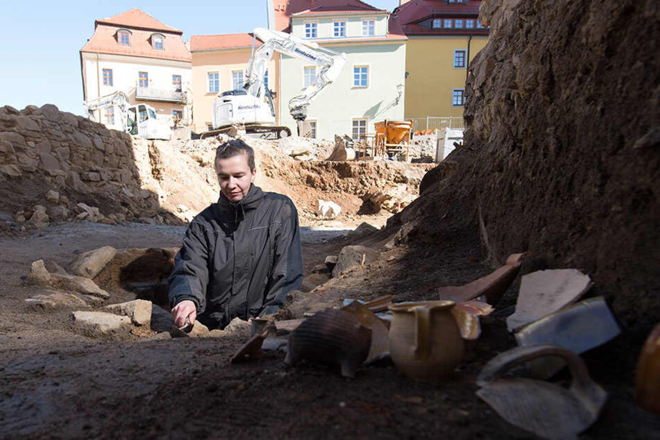 Grabungsleiterin Nicole Eichhorn (37) sucht an einem Brunnen nach Zeugen der Vergangenheit.