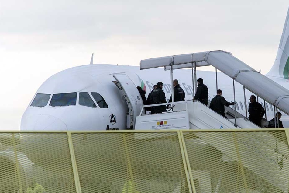Mehrere abgelehnte Asylbewerber wurden am Dienstag von Düsseldorf nach Kabul geflogen (Symbolfoto).