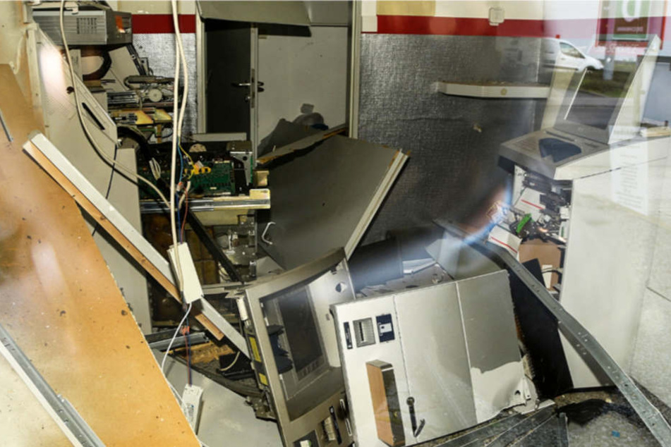 Das Foto aus Lampertheim zeigt, welche Verwüstungen die Sprengung eines Geldautomaten anrichten kann.