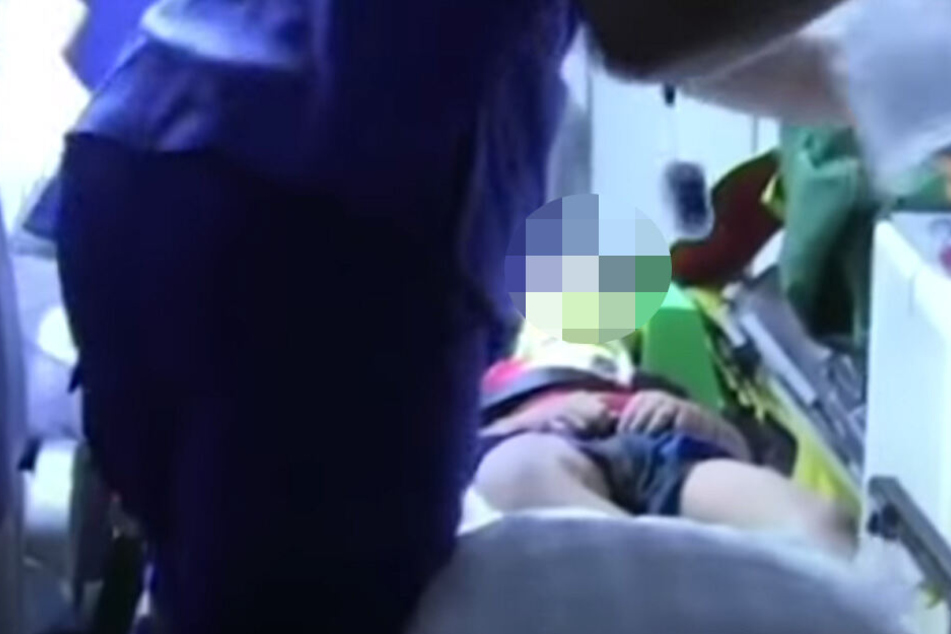 Rettungskräfte versorgen die Fünfjährige im Krankenwagen.