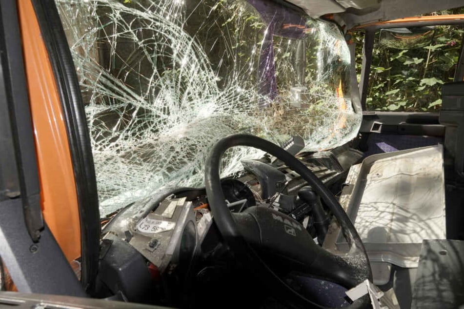 In dieser Fahrzeugkabine wurde der LKW-Fahrer eingeklemmt.