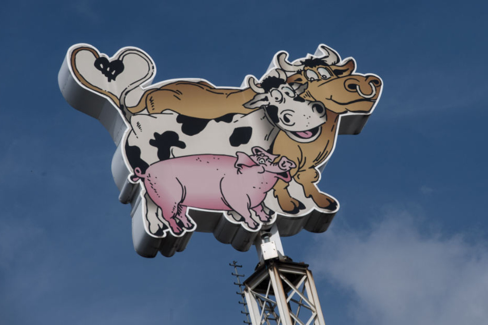 Ein Logo mit Tiermotiven dreht auf einem Gebäude der Tönnies Unternehmensgruppe.