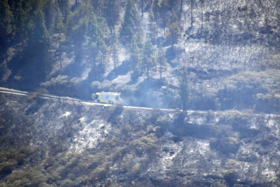 Ein Rettungswagen auf dem Weg zum Waldbrand in der Nähe von Artenara.