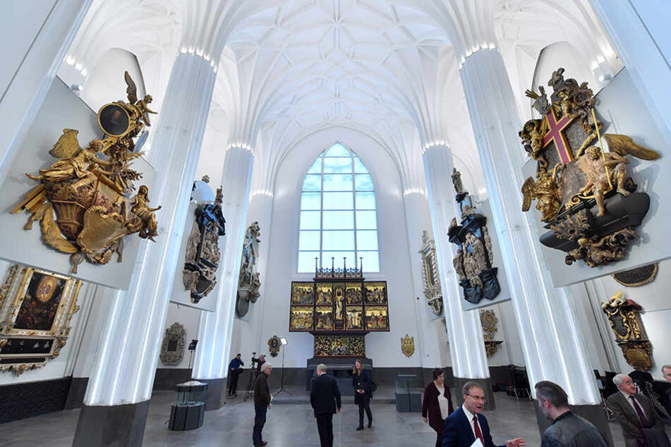 Das Paulinum erinnert in seiner äußeren Form an die 1968 gesprengte, Universitätskirche St. Pauli. Der Neubau wurde an der Stelle errichtet und beherbergt wissenschaftliche Einrichtungen, die Aula und einen Andachtsraum.