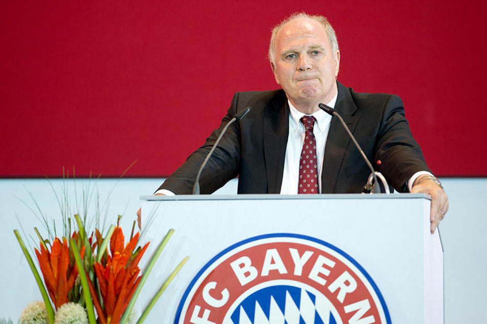 Der FC Bayern ist Meister, eigentlich sollte der Bayern-Präsident Uli Hoeneß zufrieden sein. Ist er sicher auch, doch einen Seitenhieb gegen den Fast-Vizemeister RB Leipzig kann er sich mal wieder nicht verkneifen.