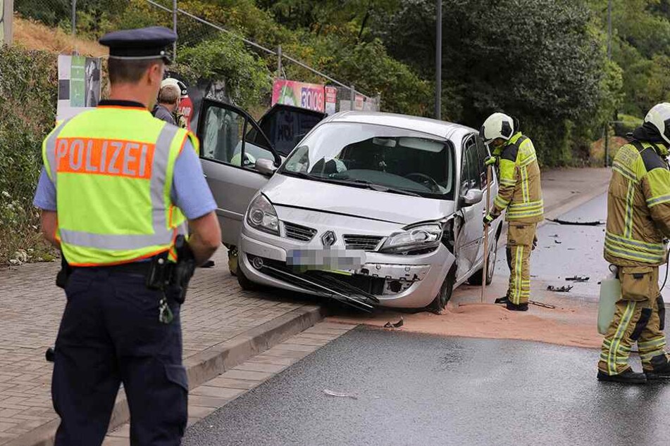 Rettungskräfte sichern den Renault.