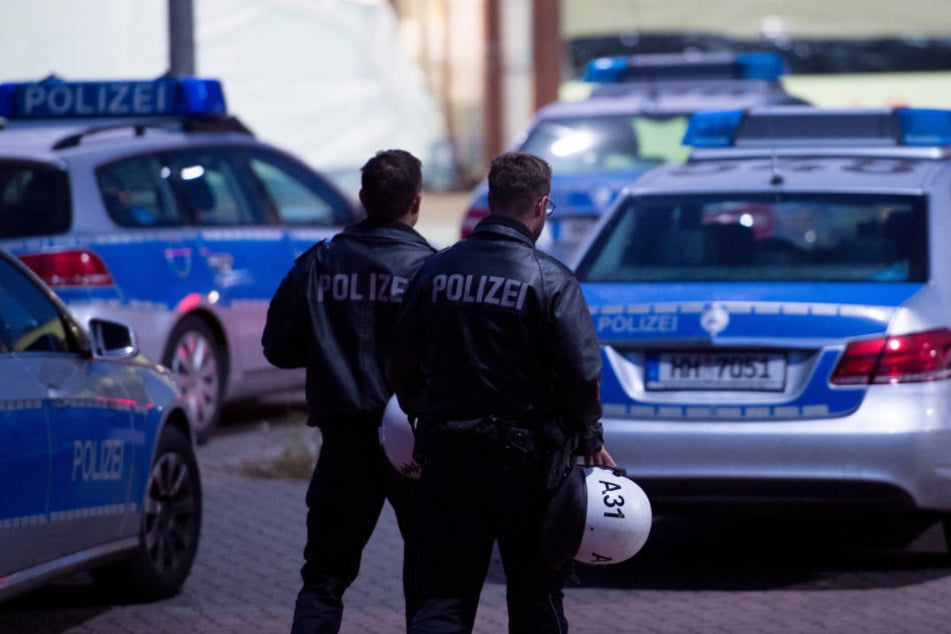 Als die Beamten den Bewohner festnehmen wollten, wehrte er sich. (Symbolbild)